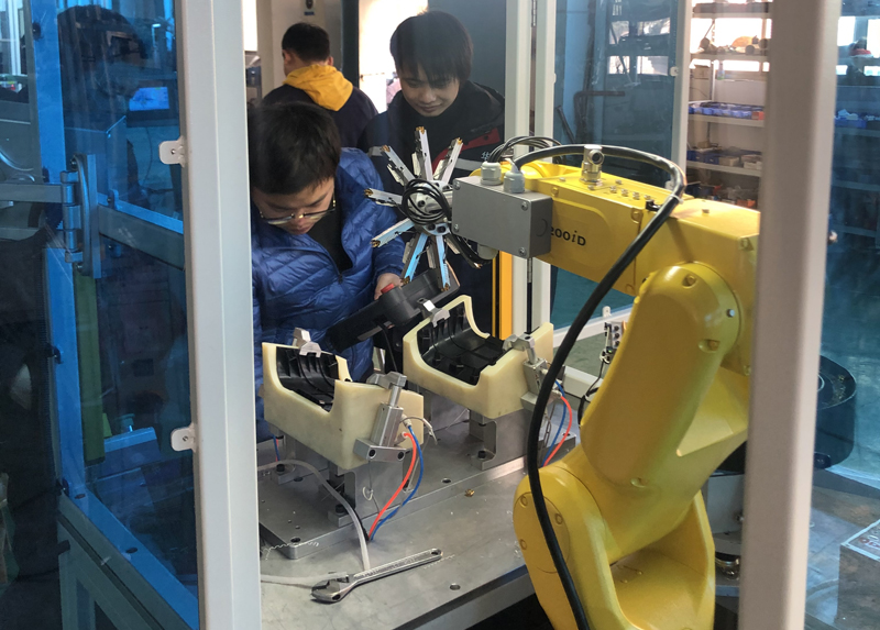 機(jī)器人自動(dòng)化裝夾子 汽車門(mén)板自動(dòng)裝夾子機(jī)器人設(shè)備